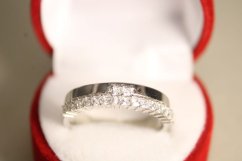Dámsky strieborný prsteň s hladkou obručou a čírymi zirkónmi, rhodium, veľkosť 56, 3,43 g, 925/1000