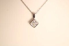 Celebritka- štvorcový prívesok-číry zirkón-rhodium-striebro