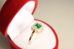 Prsteň- smaragdové a číre zirkónyi- žlté zlato- 14 karátov