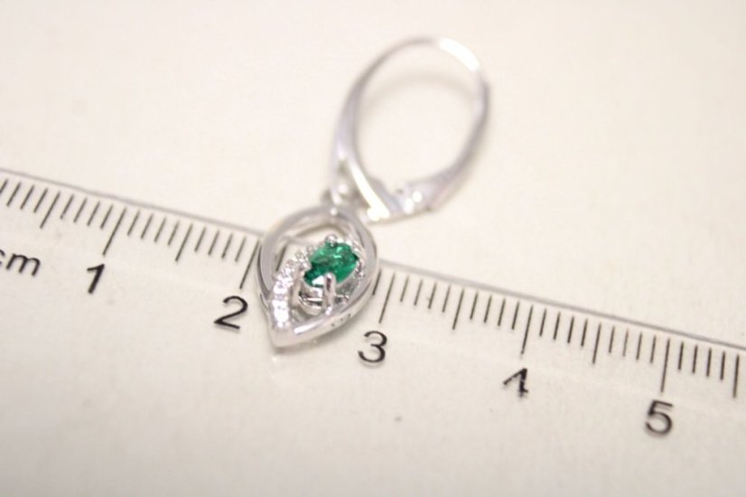 Listové strieborné naušnice so zeleným kameňom, klasické zapínanie, číre zirkóny, rhódium, 2,94g, 925/1000 - Materiál: Rhodiované striebro, Druh kameňa: FAREBNÝ ZIRKÓN, Farba kameňa: Zelený, Váha (g): 2,94, Rýdzosť: STRIEBRO 925/1000