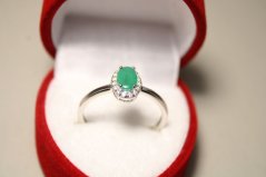 Prsteň-smaragd-číre zirkóny-rhodium-striebro