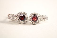Náušnice-červený granát-číre zirkóny-francúzske zapínanie-rhodium-striebro