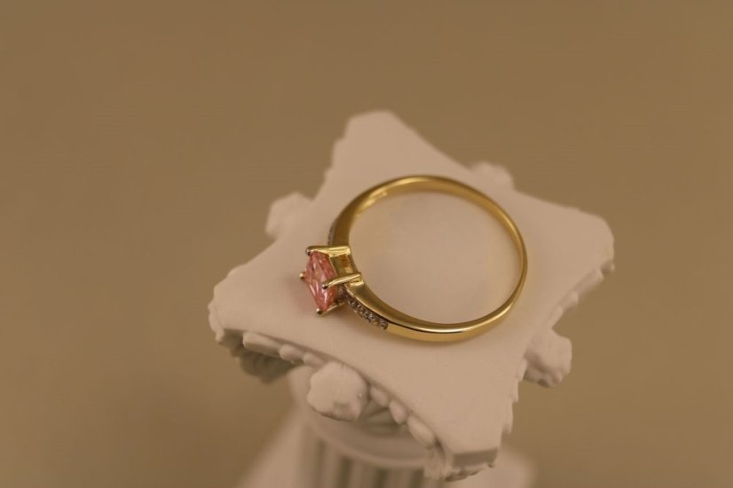 Prsteň-rúžový kameň-číre zirkóny- viacfarebné zlato-14 karátov