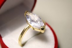 Prsteň-číry zirkón v tvare zrna- žlté zlato- 14 karátov