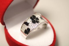 Strieborný prsteň čierny kvetinový s čírymi zirkónmi a čiernym smaltom, rhodium, veľkosť 57, 5,22 g,925/1000