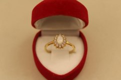 Prsteň- opál- číre zirkóny- žlté zlato- 14 karátov