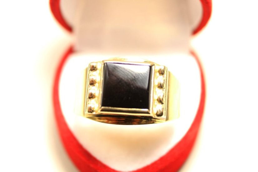 Zlatý prsteň s čiernym ónyxom, žlté zlato, veľkosť 73, 5,26 g, 14 karátov, 585/1000