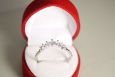 Strieborný vykrojený prsteň s čírymi kryštálmi, rhodium, veľkosť 62, 1,60 g, 925/1000