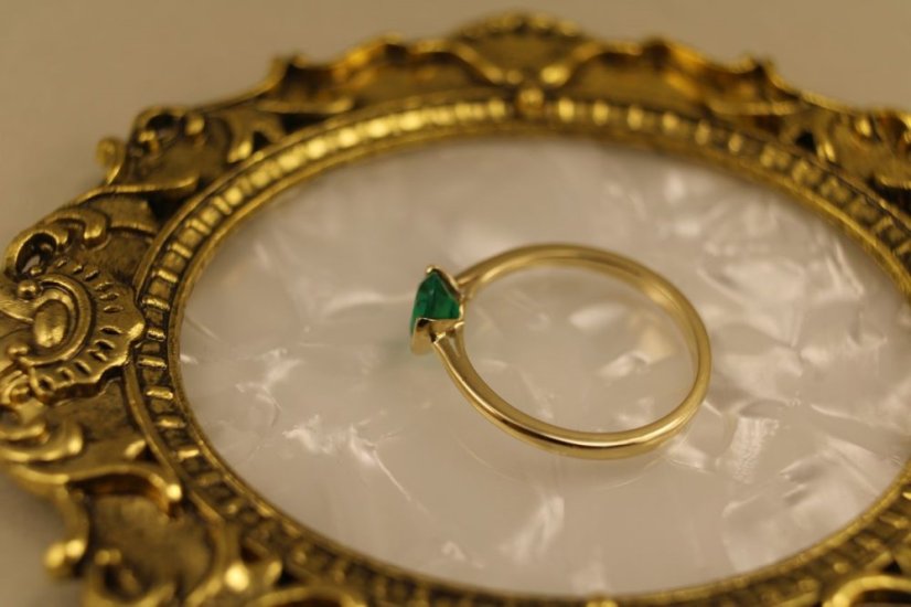Prsteň- zelený zirkón- žlté zlato- 14 karátov