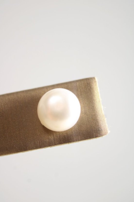 Strieborné rhódiované naušnice so sladkovodnými bielymi perlami, puzetové zapínanie, 1,22g, 925/1000