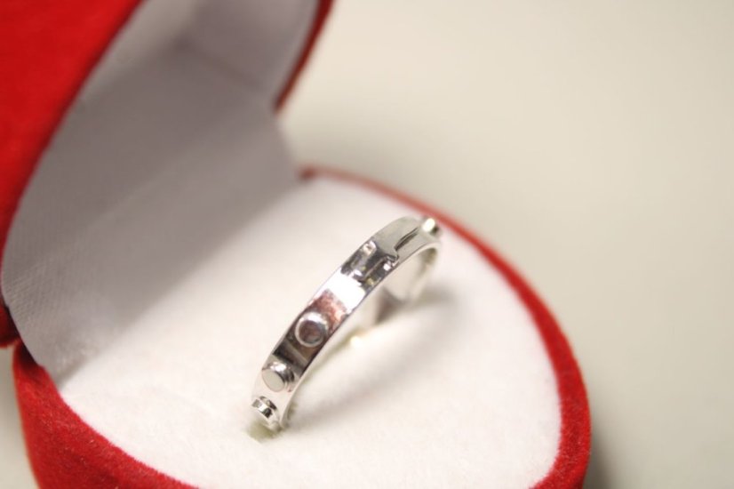 Prsteň- ruženec- vystupený krížik- biele zlato- 14 karátov