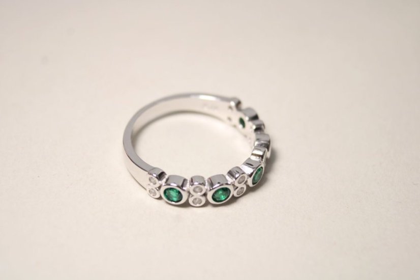 Strieborný prstienok s čírymi a zelenými zirkónmi, rhodium, veľkosť 58, 3,17 g , 925/1000