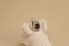 Prívesok -červený granát- číre zirkóny-rhodium-striebro