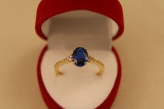 Prsteň- modrý kameň- číre zirkóny- žlté zlato- 14 karátov
