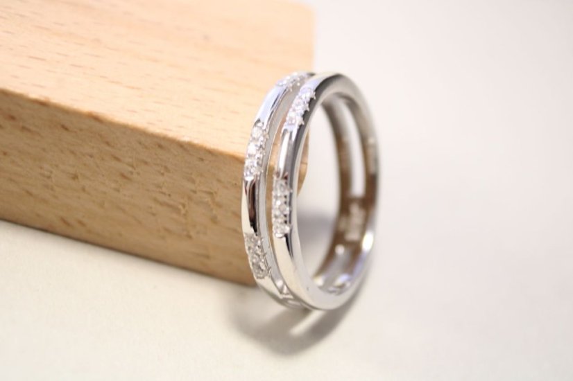 Prsteň- číre zirkóny- rhódiované striebro