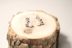 Strieborné náušnice s perličkou, puzetové zapínanie, rhodium, 1,46 g, 925/1000