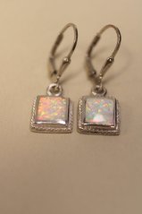 Náušnice -s bielym opálom-klasické zapínanie-rhodium-striebro