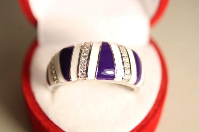 Prsteň-biely-fialovým smalt- číre zirkóny-rhodium-striebro