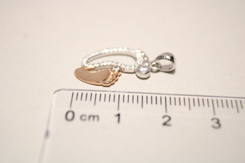 Kombinovaný strieborný prívesok roztomilé detské nožičky, číre zirkóny, rhódium, 1,33g, 925/1000 - Materiál: Kombinované striebro, Druh kameňa: ZIRKÓN, Farba kameňa: Číry, Váha (g): 1,33, Rýdzosť: STRIEBRO 925/1000