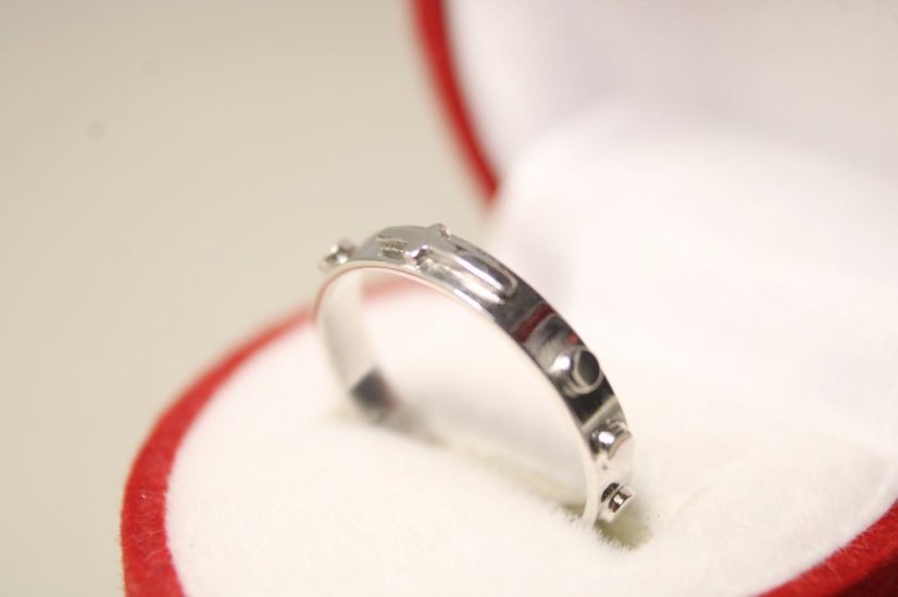 Prsteň- ruženec- vystupený krížik- biele zlato- 14 karátov