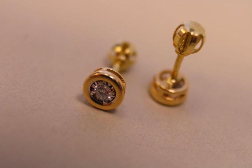 Zlaté naušnice okrúhle brilianty žlté zlato, šrúbky, 1,85 g, 0,16ct, 14 karátov, 585/1000