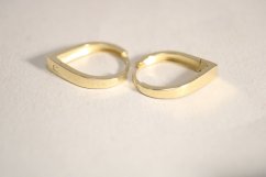 Naušnice- tvar obrátenej slzy- zacvakávacie- žlté zlato- 14 karátov