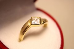 Zlatý prsteň zdobený čírym štvorcovým zirkónom, žlté zlato, veľkosť 52, 2,11 g, 14K, 585/1000