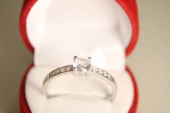 Strieborný zásnubný prsteň s čírymi zirkónmi, rhodium, veľkosť 61, 1,87 g, 925/1000