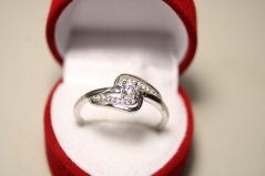 Strieborný zdobený prsteň s kameňom v krapničkách, malé číre zirkóny, veľkosť 62, 2,05g, rhodium, 925/1000