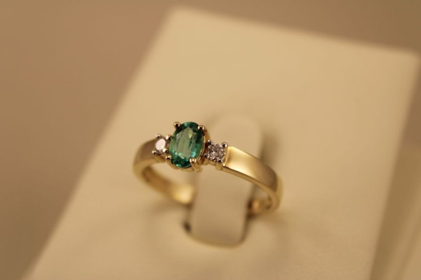 Zlatý prsteň so smaragdom 0,40 ct, diamanty 0,08ct H SI2, veľkosť 54 2,35g 14k 585/1000