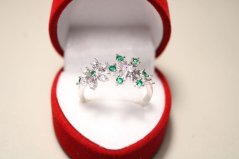 Prsteň-vzor kvetov-číre a zelené zirkóny-rhodium-striebro