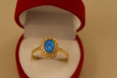 Prsteň- modrý opál- číre zirkóny- žlté zlato- 14K