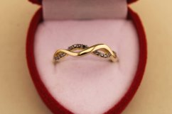 Prsteň- pletený vzor- čierne diamanty- žlté zlato- 14 karátov