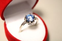Strieborný prsteň s výrazným modrým zirkónom v krapničkách, rhódium, veľkosť 51, 2,53g,925/1000