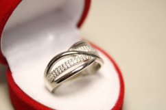 Strieborný prsteň vlnkovitý tvar s čírymi zirkónmi, rhódium, veľkosť 54, 3,99g, 925/1000