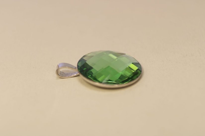 Strieborný okrúhly prívesok zelený swarovski crystals, striebro, 3,52g, 925/1000