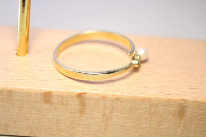 Zlatý prsteň asymterický tvar s perličkou, číre zirkóny, žlté zlato, veľkosť 58, 1,91g, 14K, 585/1000