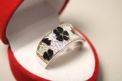 Prsteň-kvety- čierny smalt- číre zirkóny- rhódiované striebro