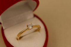 Prsteň- číry zirkón- žlté zlato- 14 karátov