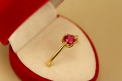 Zlatý prsteň, žlté zlato, cyklámenový zirkón, veľkosť 60, 1,67g 14k 585/1000