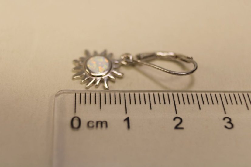Strieborné visiace naušnice  tvar slnka biely opál, klasické zapínanie, 2,44g, 925/1000