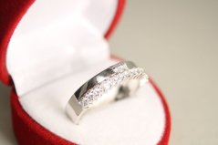 Prsteň- hladká obruč- číre zirkóny-rhodium-striebro