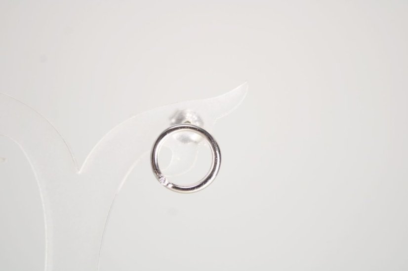 Minimalistické strieborné náušnice so zirkónom, rhodium, puzetky, 1,18 g, 925/1000 - Materiál: Rhodiované striebro, Druh kameňa: ZIRKÓN, Farba kameňa: Číry, Váha (g): 1,18, Rýdzosť: STRIEBRO 925/1000