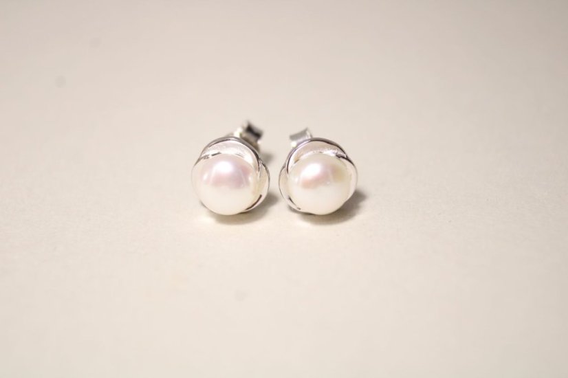 Strieborné napichovacie náušnice s perlami, rhodium, 1,57 g, 925/1000