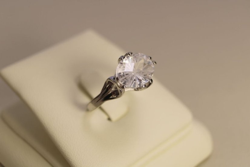 Strieborný prsteň s ovalným čírym swarovski crystals, rhodiované striebro, veľkosť 56, 5,39g, 925/1000