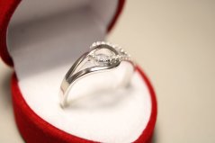 Strieborný prepletaný prsteň s kubickými zirkónmi, rhódium, veľkosť 59, 2,85g, 925/1000