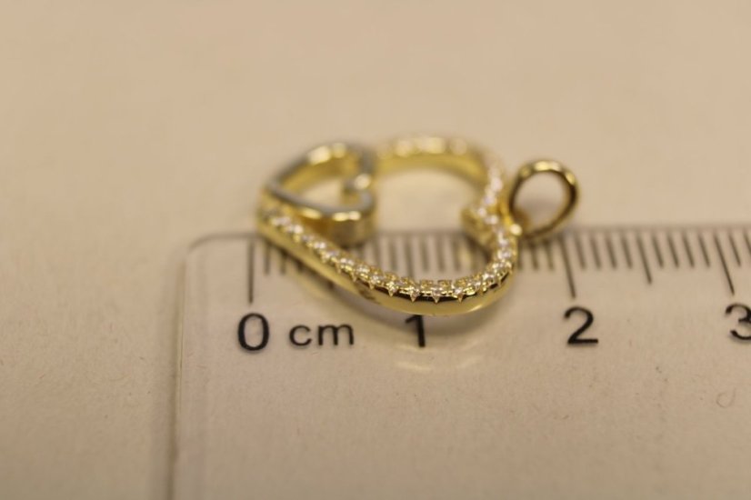 Pozlátený strieborný prívesok spojené srdiečka, číre kamienky, 1,72g, 925/1000