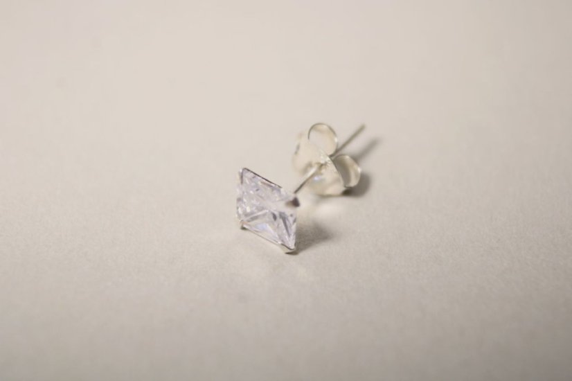 Strieborná single náušnica s čírym zirkónom, 0,35 g, 925/1000