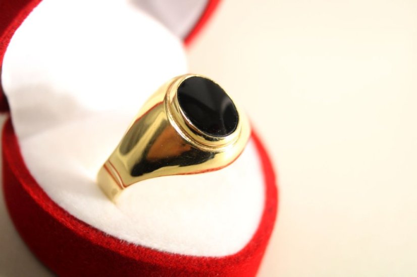 Elegantný zlatý prsteň s čiernym ónyxom, veľkosť 63, 4,31g, žlté zlato, 14K, 585/1000 - Farba zlata: Žltá, Druh kameňa: ONYX, Farba kameňa: Čierny, Veľkosť prsteňa: 63, Váha (g): 4,31, Rýdzosť: 14 karátov 585/1000