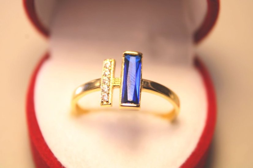 Zlatý prsteň modrý kameň, číre zirkóny, žlté zlato, veľkosť 58, 1,53 g, 14 karátov, 585/1000
